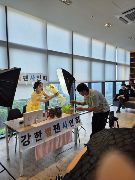 지난 22일 오후 안산 힐스테이트 에코 '봉프레 커피스튜디오'를 찾은 강한별 배우가 팬사인회를 하고 있다. 2025.05.22