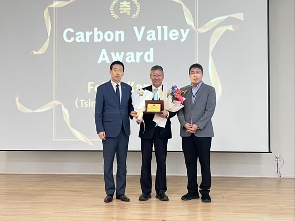 왼쪽부터 이명선 이사장, Feiyu  Kang 원장, 이건중 한국탄소학회회장.