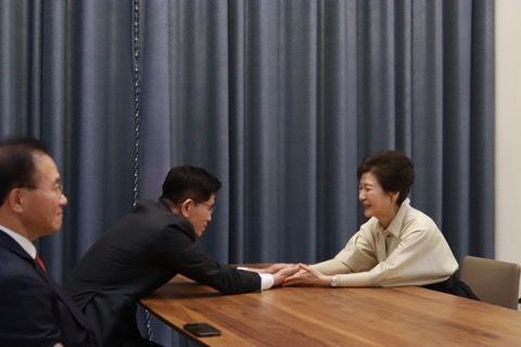 김문수 국민의힘 대선 후보가 24일 대구 달성읍 박근혜 전 대통령 사저에서 박 전 대통령을 예방하고 있다. (사진=국민의힘 제공) 2025.05.24.