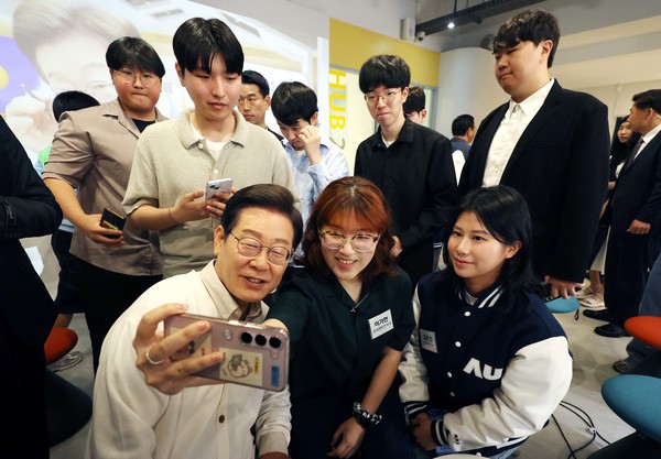 이재명 더불어민주당 대선 후보가 26일 경기 수원시 영통구 아주대학교 혁신공유라운지에서 대학생 간담회를 마치고 셀카를 찍고 있다. 2025.05.26.