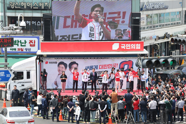 김문수 국민의힘 대선 후보가 26일 경기 안성시 안성중앙시장 인근에서 열린 유세에서 지지호소를 하고 있다. 2025.05.26.