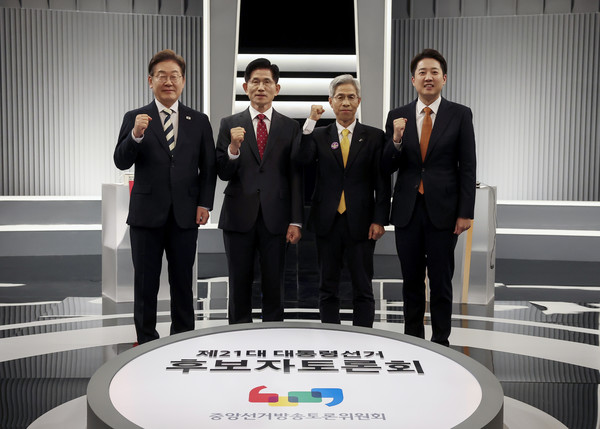 23일 서울 영등포구 KBS본관 스튜디오에서 열린 중앙선거방송토론위원회 주관 제21대 대통령선거 2차 후보자 토론회 시작에 앞서 각 정당 대선후보들이 기념촬영을 하고 있다. 왼쪽부터 이재명 더불어민주당, 김문수 국민의힘, 권영국 민주노동당, 이준석 개혁신당 대선후보. 2025.05.23.