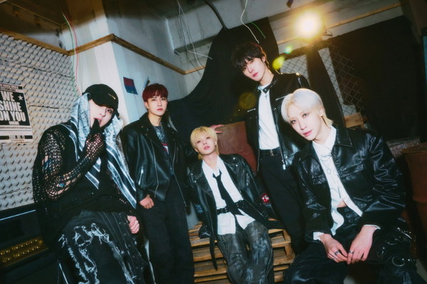 원위(ONEWE) 프로필. [사진=RBW]