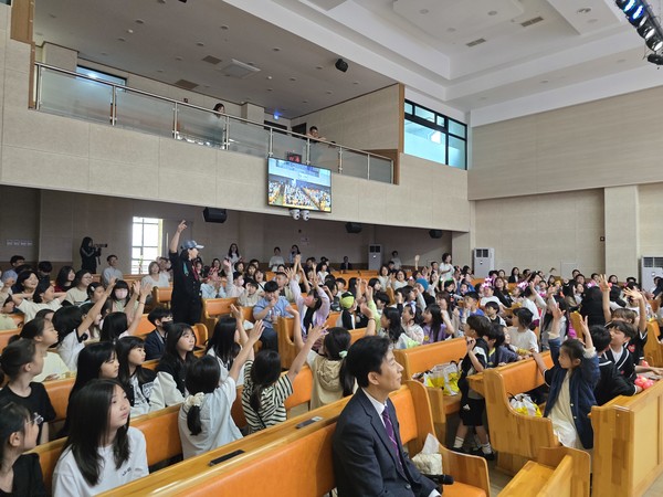 최승희 마술사는 지난 25일 울산 열린문교회에서 어린이를 위한 복음축제 '525 해피투게더' 행사에 초청되 복음마술을 선사했다. 2025.05.25