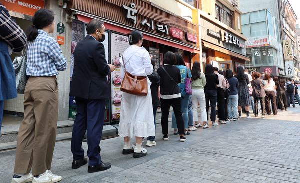시민들이 제21대 대통령 선거 사전투표 첫날인 29일 오전 서울 중구 소공동주민센터에 마련된 사전투표소에서 투표를 하기 위해 대기하고 있다. 2025.05.29