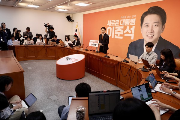 이준석 개혁신당 대선후보가 29일 오전 서울 여의도 국회에서 TV토론 당시 여성 신체 부위 언급에 대한 입장과 이재명 더불어민주당 후보 아들 의혹에 대한 긴급 기자회견을 하고 있다.2025.05.29.