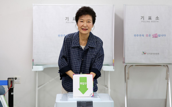 박근혜 전 대통령이 29일 대구 달성군 유가읍 행정복지센터에 마련된 제21대 대통령선거 사전투표소에서 투표하고 있다. 2025.05.29.