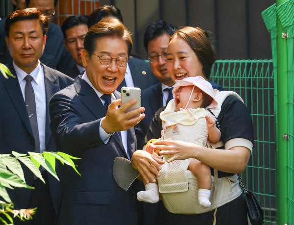 이재명 더불어민주당 대선후보가 제21대 대통령 선거 사전투표 첫날인 29일 오전 서울 서대문구 신촌동 주민센터 투표소에서 사전투표를 마친 뒤 시민들과 사진을 찍고 있다. (공동취재) 2025.05.29.