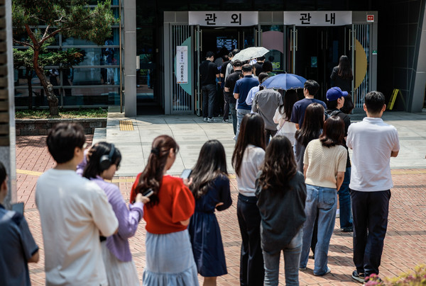 제21대 대통령선거 사전투표 첫 날인 29일 서울 영등포구 영등포아트홀에 설치된 사전투표소를 찾은 유권자들이 투표를 하기위해 줄 서 있다. 2025.05.29.