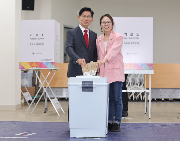 김문수 국민의힘 대선 후보가 29일 인천 계양구 계양1동 주민센터에서 딸 김동주 씨와 사전투표를 하고 있다. (공동취재) 2025.05.29