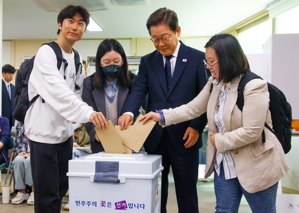 이재명 더불어민주당 대선후보가 제21대 대통령 선거 사전투표 첫날인 29일 오전 서울 서대문구 신촌동 주민센터 투표소에서 청년들과 함께 사전투표를 하고 있다. (공동취재) 2025.05.29.