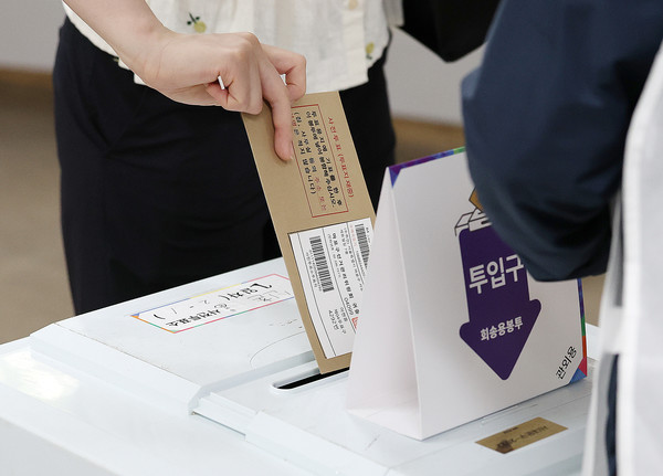 유권자들이 제21대 대통령 선거 사전투표 이틀째인 30일 오전 서울 서대문구 구 신촌동주민센터에 마련된 사전투표소에서 투표를 하고 있다. 2025.05.30.