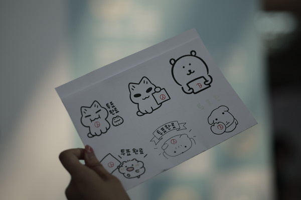 제21대 대통령 선거 사전투표 마지막 날인 30일 인천국제공항 제1터미널 출국장에 설치된 사전투표소를 찾은 유권자들이 투표를 마친 뒤 인증사진을 찍고 있다. 2025.05.30.