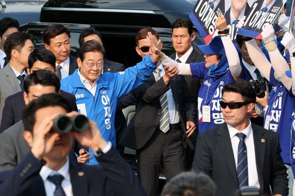 이재명 더불어민주당 대선후보가 29일 오후 서울 서초구 서울고속버스터미널광장에서 열린 유세에 참석하며 선거운동원과 하이파이브 하고 있다. 2025.05.29