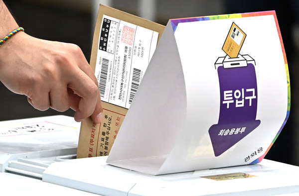 제21대 대통령선거 사전투표 둘째날인 30일 경기 수원시청 별관에 마련된 사전투표소에서 유권자가 투표를 하고 있다. 2025.05.30.