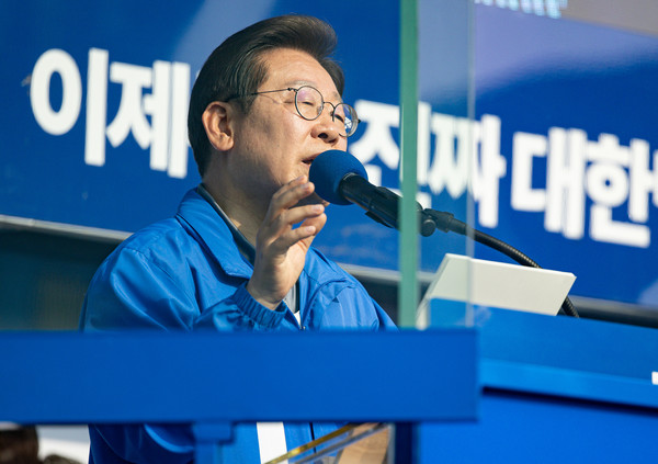 이재명 더불어민주당 대선후보가 1일 오후 울산 동구 일산해수육장 교차로 인근에서 열린 집중유세에서 연설하고 있다. (공동취재) 2025.06.01.