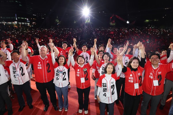 김문수 국민의힘 대통령 후보가 제21대 대통령 선거를 하루 앞둔 2일 오후 서울 중구 서울시청 앞 광장에서 열린 '울려라 함성, 들어라 승리의 메아리' 피날레 유세에서 선대위 관계자 등과 포즈를 취하고 있다. 2025.06.02.