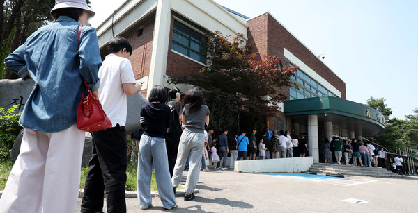 제21대 대통령선거일인 3일 오전 서울 강남구 언주중학교 체육관에 마련된 삼성2동 제3투표소에서 유권자들이 소중한 한표를 행사하기 위해 길게 줄 서 있다. 2025.06.03.