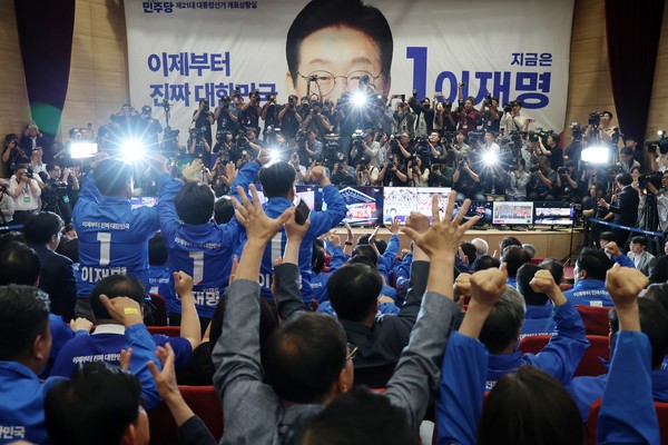 이재명 더불어민주당 대선후보의 선거상황실이 차려진 국회의원회관 대회의실에서 출구조사 결과가 이 후보의 우위로 나타나자 당직자들이 환호하고 있다. (공동취재) 2025.06.03.