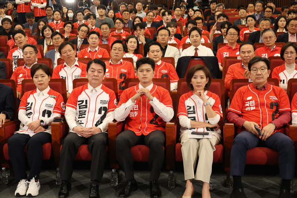 김용태 국민의힘 비상대책위원장과 권성동 공동선대위원장 등 참석자들이 3일 서울 여의도 국회도서관에 마련된 제21대 대통령선거 개표상황실에서 굳은 표정을 짓고 있다. (공동취재) 2025.06.03.