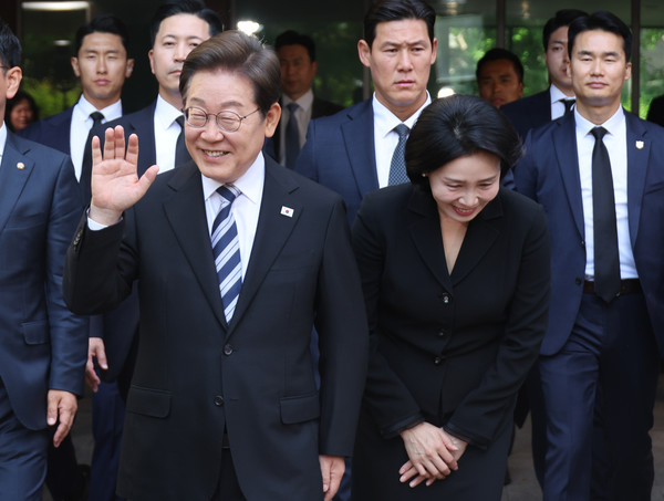 이재명 대통령과 김혜경 여사가 4일 인천 계양구 사저를 나서며 주민들을 향해 인사하고 있다. (대통령실통신사진기자단) 2025.06.04.