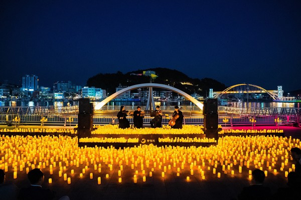 사진 = 지난해 통영 강구안에서 열린 캔들라이트 콘서트