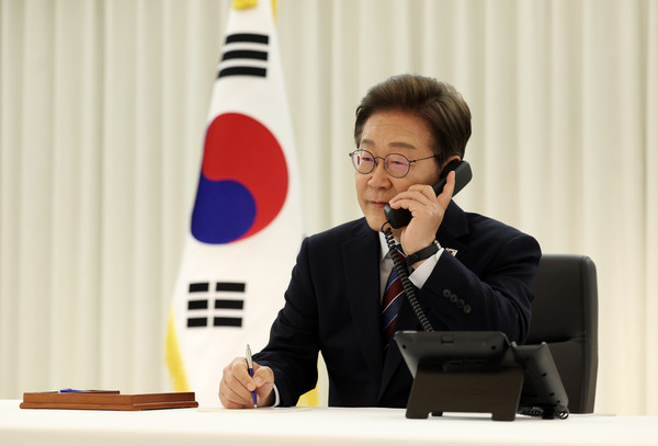 이재명 대통령이 6일 서울 한남동 관저에서 도널드 트럼프 미국 대통령과 전화 통화를 하기 위해 수화기를 들고 있다. 2025.06.06.