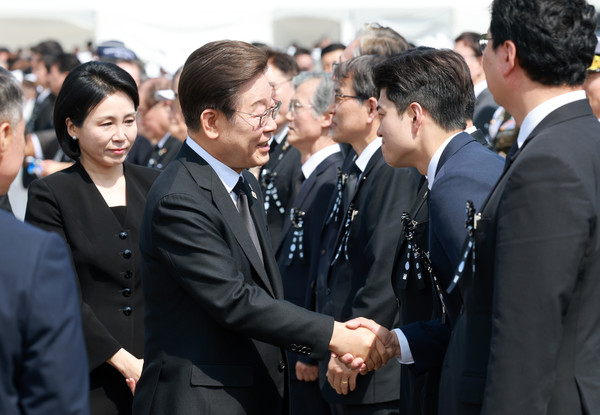이재명 대통령이 6일 서울 동작구 국립서울현충원에서 열린 제70회 현충일 추념식에서 김용태 국민의힘 비상대책위원장과 악수하고 있다. 2025.06.06 / 사진=[뉴시스]
