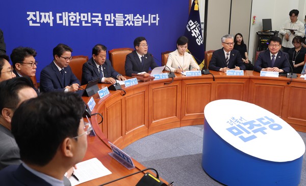 박찬대 더불어민주당 당대표 직무대행 겸 원내대표가 9일 오전 서울 여의도 국회에서 열린 최고위원회의에서 발언을 하고 있다. 2025.06.09.