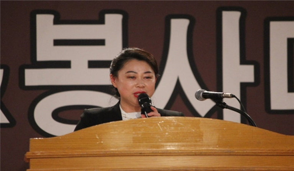 대한민국 대표 봉사대상 시상식에서 축사하고 있는 변애련 이사장.