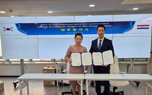 (사)한국동포지원센터중앙회 변애련이사장(왼쪽)과 파라과이 주 Sec Gral 이동호 주장관(오른쪽)