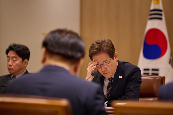 이재명 대통령이 9일 서울 용산구 대통령실 청사에서 열린 2차 비상경제점검 태스크포스(TF)회의를 주재하며 생각에 잠겨 있다. (사진=대통령실 제공) 2025.06.09.