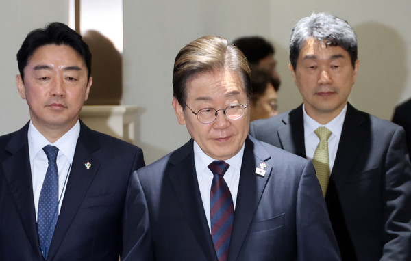 이재명 대통령이 10일 서울 용산 대통령실에서 열린 국무회의에 입장하고 있다. (대통령실통신사진기자단) 2025.06.10.