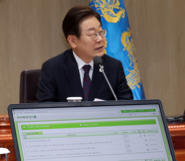 이재명 대통령이 10일 서울 용산 대통령실에서 열린 국무회의에서 발언하는 앞으로 3대 특검법 법률공포안이 보이고 있다. (대통령실통신사진기자단) 2025.06.10.