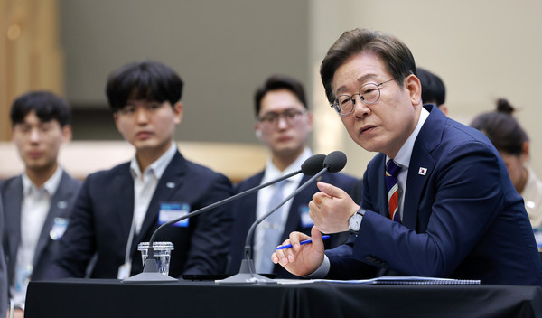 이재명 대통령이 11일 서울 영등포구 한국거래소에서 열린 주식시장 불공정거래 근절을 위한 현장 간담회에서 참석자 질문에 답하고 있다. 2025.06.11.