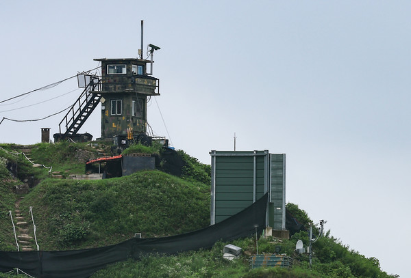 국방부가 북한의 오물풍선에 대응하기 위해 대북방송을 재개한 21일 경기 파주 접경지역에 고정형 대북확성기로 추정되는 구조물이 설치돼 있다. 2024.07.21.