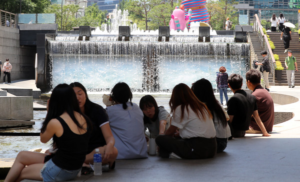 서울 낮 기온이 30도를 넘으며 무더운 날씨를 보인 11일 오후 시민들이 서울 종로구 청계천에서 휴식을 취하고 있다. 2025.06.11