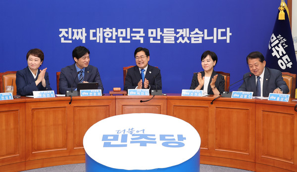 박찬대 더불어민주당 당대표 직무대행 겸 원내대표와 최고위원들이 13일 오전 서울 여의도 국회에서 열린 최고위원회의에서 박수치고 있다. 2025.06.13.