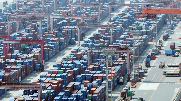 1일 산업통상자원부가 발표한 '5월 수출입 동향'에 따르면 지난달 수출은 전년 동기 대비 1.3% 감소한 572억7000만 달러(79조2502억원)로 집계됐다. 이는 미국 정부의 관세 부과 충격으로 자동차와 석유화학 등 15대 품목 중 10개 품목의 수출이 줄어들면서 4개월만에 수출 감소세를 기록한 것이다. 이날 부산 남구 신선대부두 야적장에 수출입 컨테이너가 가득 쌓여 있다. 2025.06.01