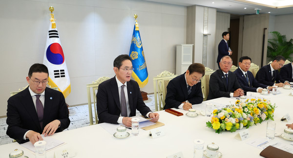 이재명 대통령이 13일 서울 용산 대통령실에서 열린 6경제단체와 기업인 간담회에서 이재용 삼성전자 회장의 발언을 경청하고 있다. 2025.06.13.