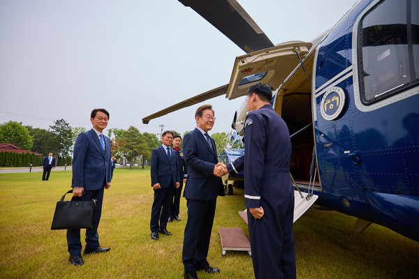 이재명 대통령이 지난 13일 용산 대통령실 청사에서 전용 헬리콥터에 탑승하며 승무원과 인사를 나누고 있다. (사진=이재명 대통령 SNS) 2025.06.14.