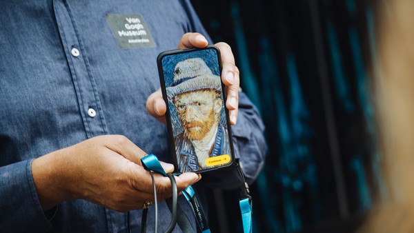 반고흐 미술관의 오디오 가이드 기기로 사용되는 갤럭시 S25+를 사용하는 모습