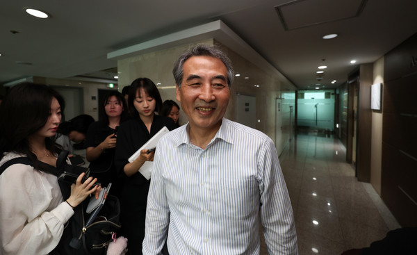 김건희 특검 특별검사에 지명된 민중기 변호사(전 서울중앙지방법원장)이 13일 서울 서초구 소재 법무법인 사무실에서 취재진과 만나 질의응답을 하고 있다. 2025.06.13