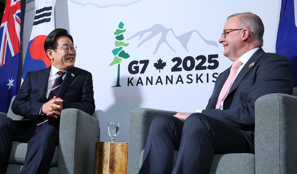 주요 7개국(G7) 정상회의 참석차 캐나다를 방문한 이재명 대통령이 16일(현지 시간) 캘거리 한 호텔에서 앤서니 앨버니지 호주 총리와 한-호주 정상회담을 하고 있다. 2025.06.17.