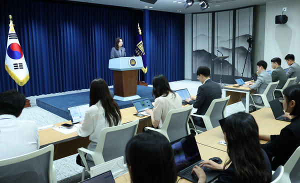 강유정 대변인이 16일 서울 용산구 대통령실 브리핑룸에서 국민추천제 관련 브리핑을 하고 있다. 2025.06.16.