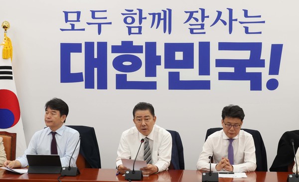 김병기 더불어민주당 당대표 직무대행 겸 원내대표가 17일 오전 서울 여의도 국회에서 열린 원내대책회의에서 발언을 하고 있다. 2025.06.17.