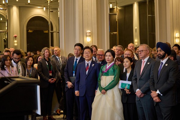 이재명 대통령과 부인 김혜경 여사가 16일(현지 시간) 캘거리 한 호텔에서 열린 다니엘 스미스 앨버타주 수상 주재 G7 초청국 리셉션에 참석하고 있다. (공동취재) 2025.06.17.