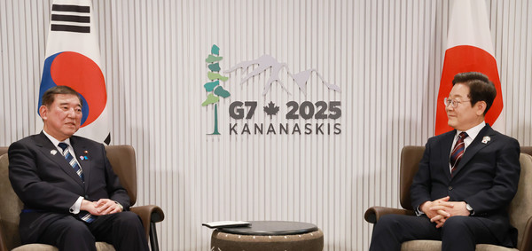 이재명 대통령이 17일(현지 시간) 캐나다 앨버타주 캐내내스키스 주요 7개국(G7) 정상회의장에서 이시바 시게루 일본 총리와 한일 정상회담을 하고 있다. 2025.06.18.