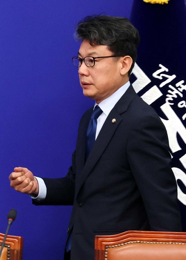 진성준 더불어민주당 정책위의장이 18일 오전 서울 여의도 국회에서 열린 최고위원회의에 참석하고 있다. 2025.06.18