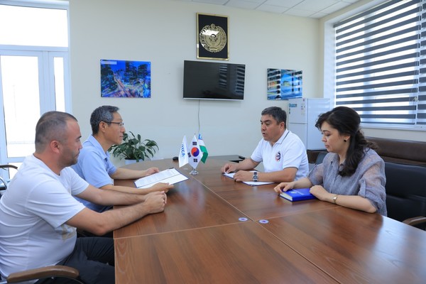 협약에 대해 의견을 나누고 있는 박남식 우즈베키스탄 지사장과 하이다로브 바흐롬 우즈베키스탄 노동부 패르가나 소장, 이민 오브 알리세르 코이카센터장.